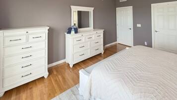 5 bedrooms, iron/ironing board, internet, bed sheets