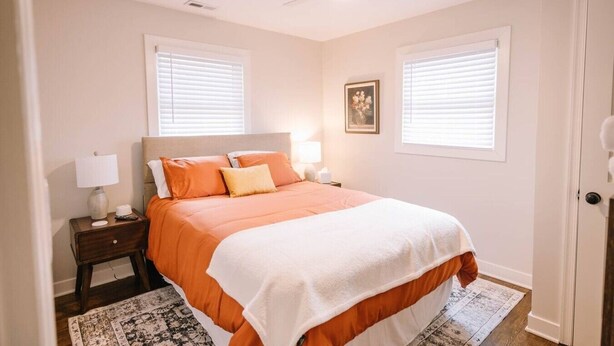 A bedroom with a bed, nightstands, a ceiling fan, and two windows with blinds. - The Central Nest-3bd/1bth -2.5miles from Casino (Danville)