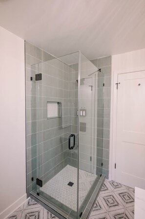 Een douche, een haardroger, handdoeken, zeep