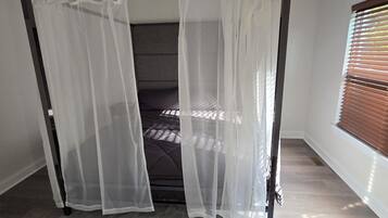 3 室のベッドルーム、アイロン / アイロン台、WiFi (無料)、ベッドシーツ