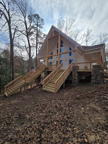 3-bedroom bungalow with Lake Gaston/Roanoke Rapids Lake views.