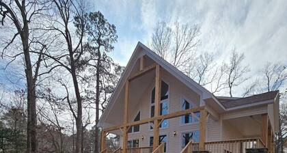 3-bedroom bungalow with Lake Gaston/Roanoke Rapids Lake views.