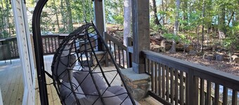 3-bedroom bungalow with Lake Gaston/Roanoke Rapids Lake views.