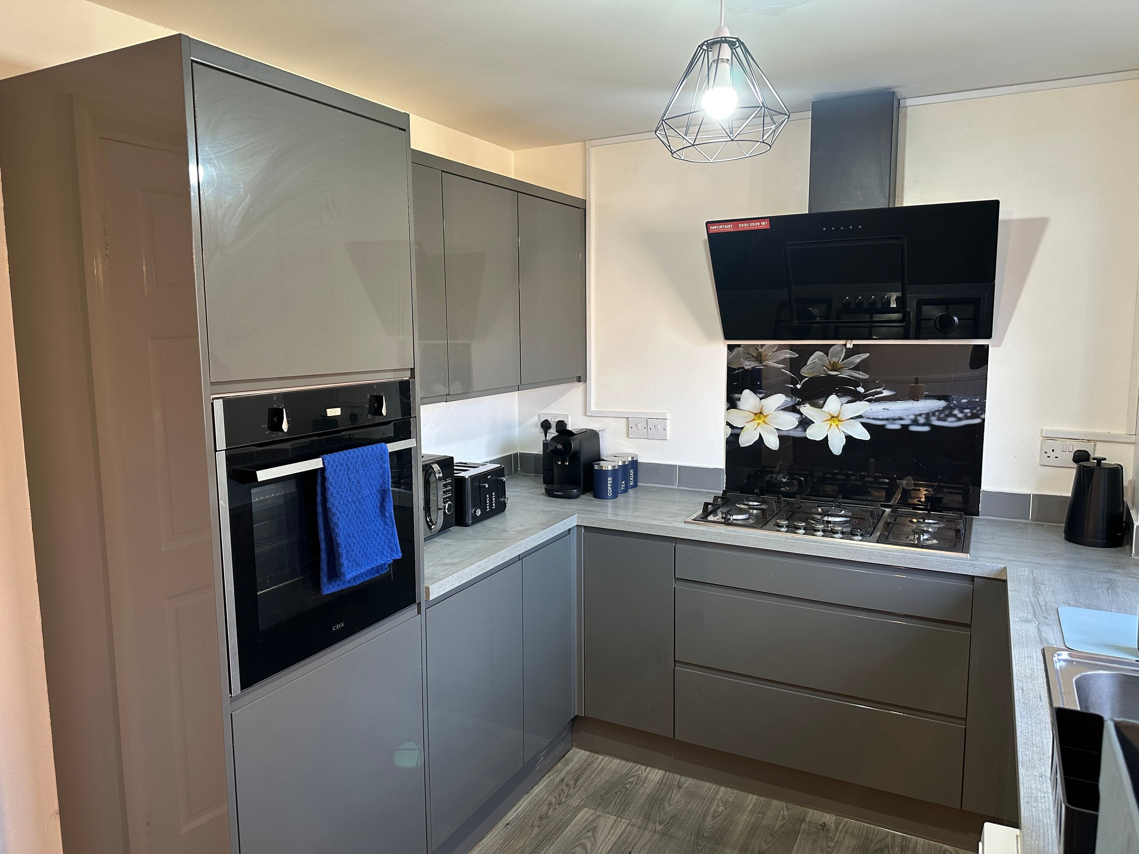 Geladeira, micro-ondas, cooktop, cafeteira/chaleira