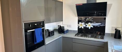 Kühlschrank, Mikrowelle, Herdplatte, Wasserkocher mit Kaffee-/Teezubehör