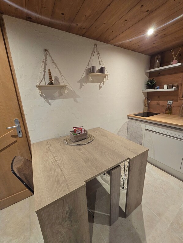 Dining - Cosy mountain accommodation (Longevilles-Mont-d'Or)