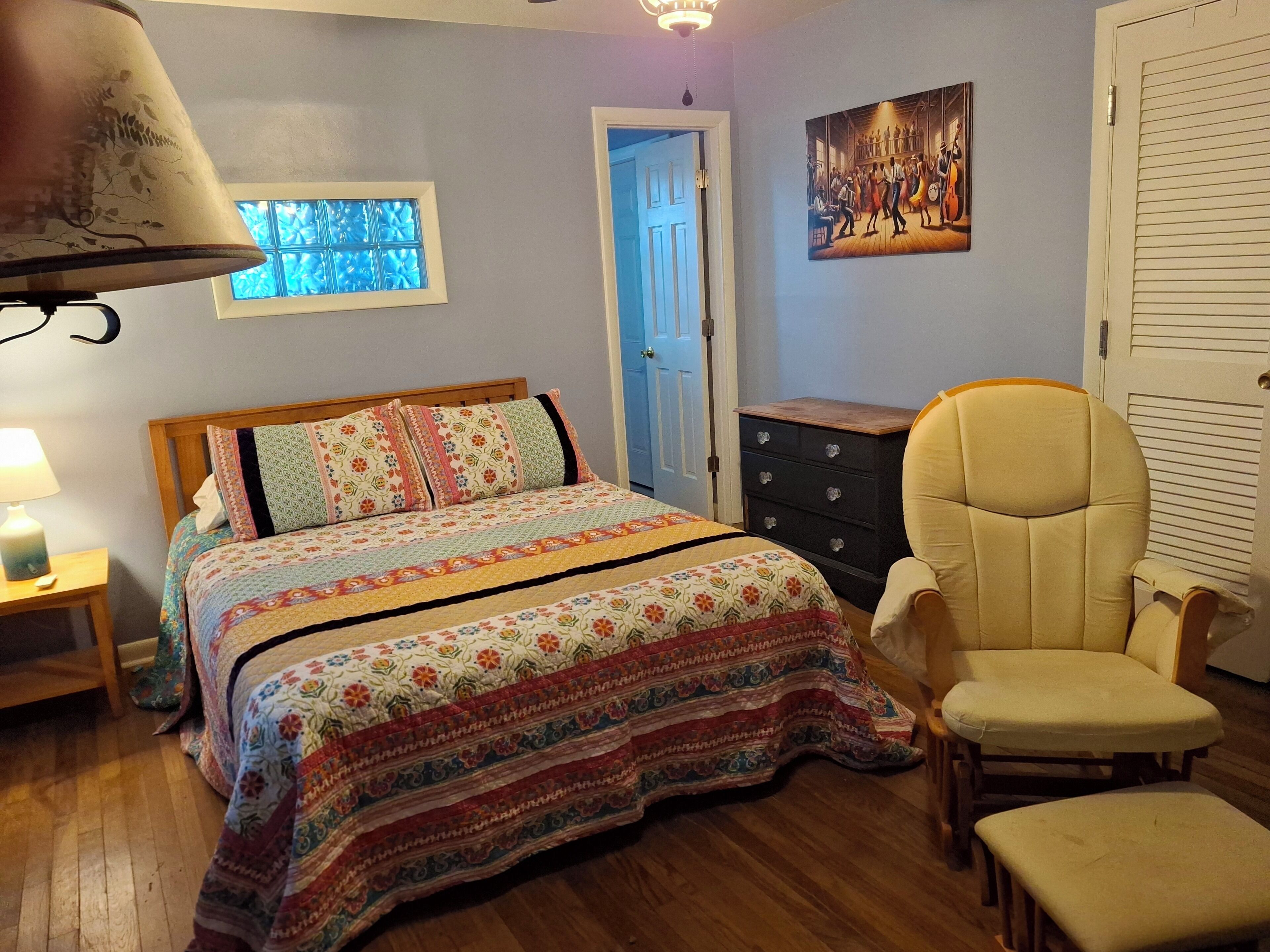 1 habitación, tabla de planchar con plancha, wifi y ropa de cama 