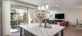 Spacious Family Friendly 5BR Retreat Sandia Views Movie Lounge + Fenced Yard