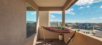 Spacious Family Friendly 5BR Retreat Sandia Views Movie Lounge + Fenced Yard