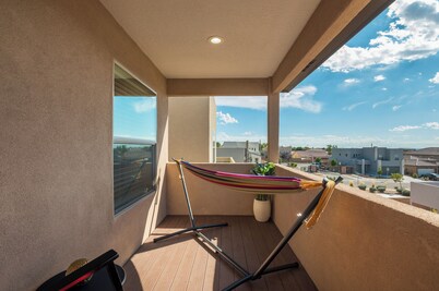 Spacious Family Friendly 5BR Retreat Sandia Views Movie Lounge + Fenced Yard