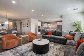 TV connectée, cheminée, livres