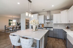 ثلاجة، ميكروويف، فرن، موقد طهي مسطح