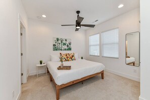 Desk, iron/ironing board, travel cot, WiFi - On the Move in Plaza Midwood! (Charlotte)