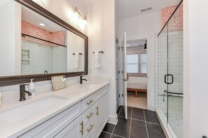 Hair dryer, towels - On the Move in Plaza Midwood! (Charlotte)