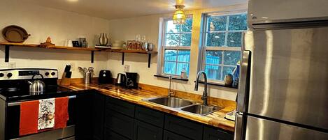 Fridge, oven, stovetop, coffee/tea maker