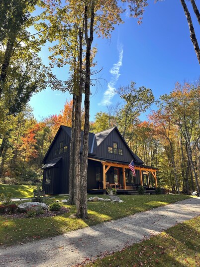 Brand-new, PRIVATE 3-bed mountain retreat w/ hiking trails, HOT TUB, fire pit!