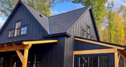 Brand-new, PRIVATE 3-bed mountain retreat w/ hiking trails, HOT TUB, fire pit!