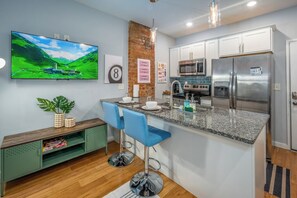 Réfrigérateur, four à micro-ondes, un four, surface de cuisson