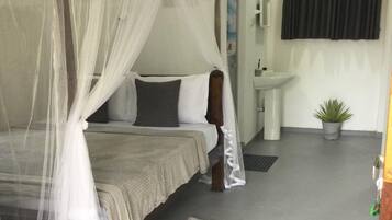 Habitación doble Deluxe | Escritorio y espacio para trabajar con laptop