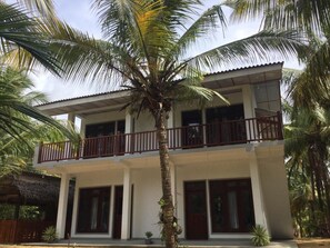 Front of property - Sun Ray Beach Villa (Kahandamodara)