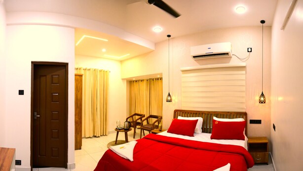 Une chambre d’hôtel équipée d’un lit, d’un bureau, d’une chaise et d’un appareil de climatisation.