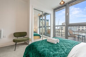 Desk, iron/ironing board, Internet, bed sheets