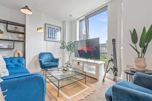 TV - 2BR Penthouse w/Balcony | Nr Mailbox | Birmingham (Birmingham)