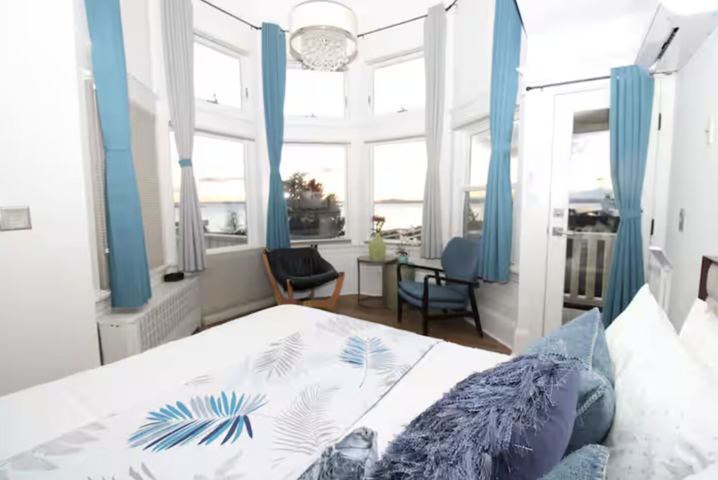 6 bedrooms, iron/ironing board, free WiFi, bed sheets