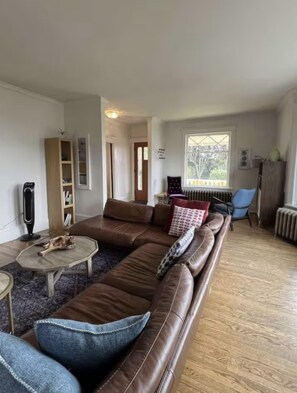 TV, fireplace - 6B4B Luxury Home! Sleeps 20! Beautiful Views! (Seattle)