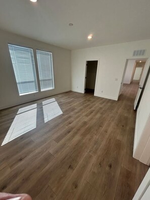 Interior - 2 Miles From Spring Training (Peoria)