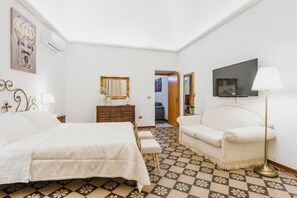 2 Schlafzimmer, Zimmersafe, Schreibtisch, Bügeleisen/Bügelbrett