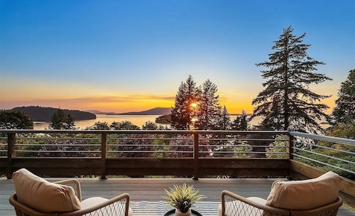 3BR Chuckanut Drive home with sunset bay views, direct trail access, and hot tub