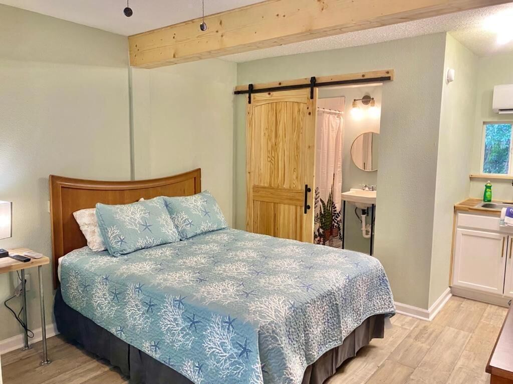 Escritorio, wifi y ropa de cama 