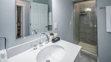 Douche, sĂšche-cheveux, serviettes fournies, savon