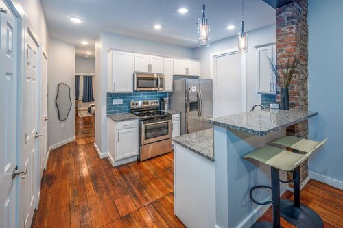 OTR by Findlay+Sleeps 6ppl+Lux King Bed+Private Balcony+Wifi+2nd Fl