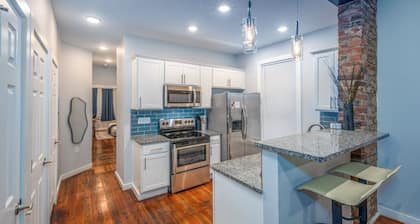 OTR by Findlay+Sleeps 6ppl+Lux King Bed+Private Balcony+Wifi+2nd Fl