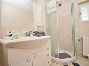 Dusche, Haartrockner, Bidet, Handtücher