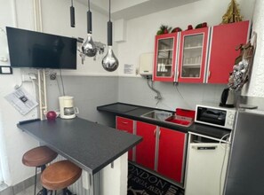 Een koelkast, een microgolfoven, een oven, een kookplaat