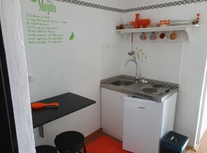 Réfrigérateur, micro-ondes, four, plaque de cuisson