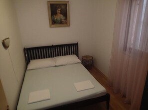 1 habitación, tabla de planchar con plancha, internet y ropa de cama 