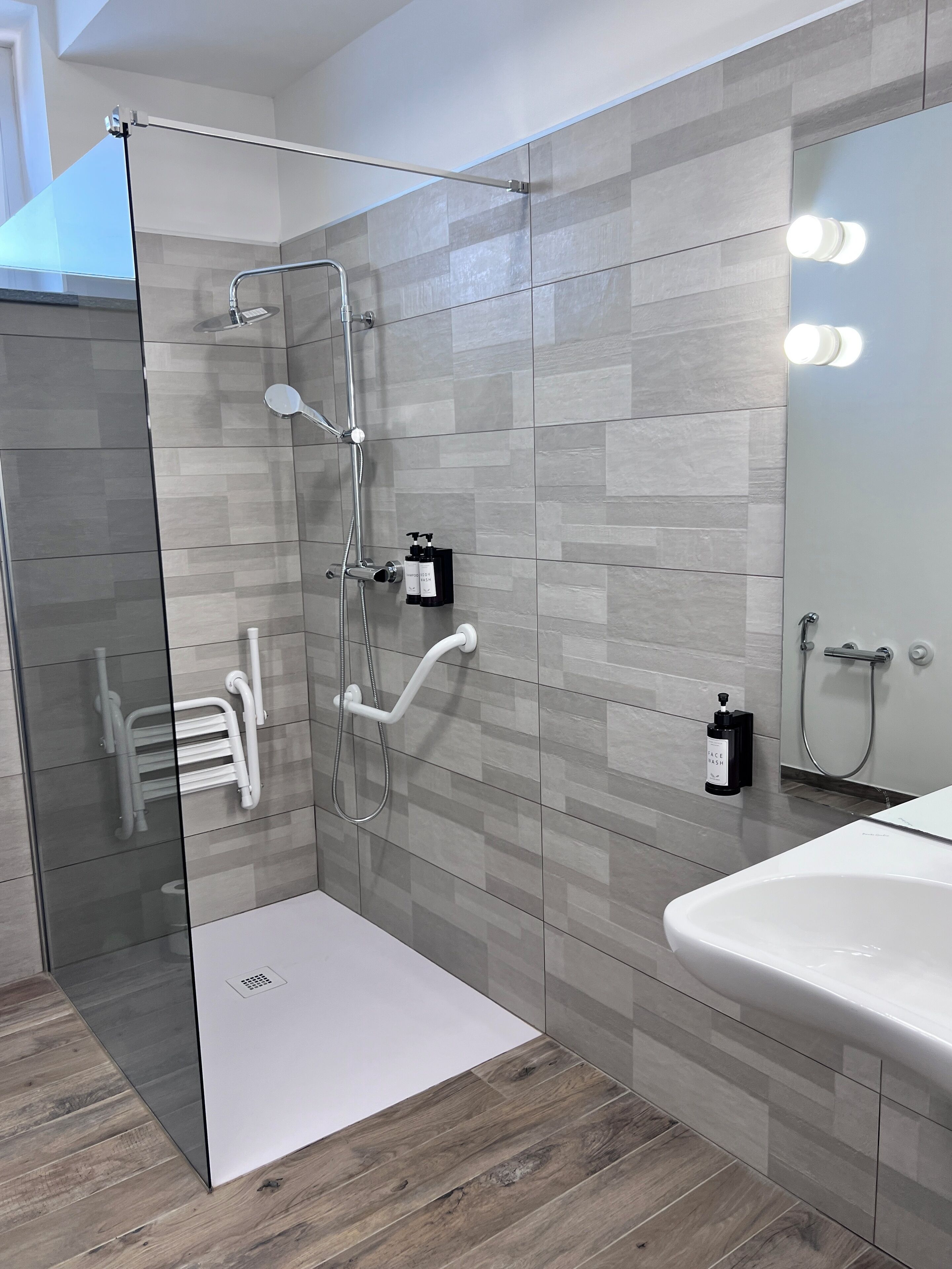 Douche, sèche-cheveux, serviettes fournies, savon