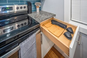 Fridge, microwave, oven, stovetop - OTR by TQL+Findlay Market+King Bed+Smart TVs+wifi+Sleeps 6ppl+1st Fl (Cincinnati)