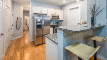 Kylskåp, mikrovågsugn, ugn och spishäll