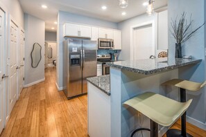 Kylskåp, mikrovågsugn, ugn och spishäll