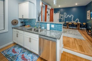 Fridge, microwave, oven, stovetop - OTR by TQL+Findlay Market+King Bed+Smart TVs+wifi+Sleeps 6ppl+1st Fl (Cincinnati)