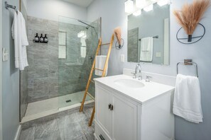 Douche, sèche-cheveux, serviettes fournies, savon