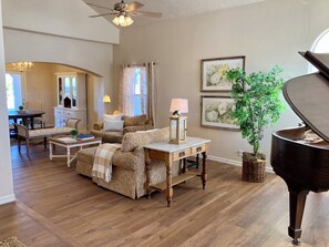 Smart TV, books - Panorama Heights~ terrific 4-bedroom with wide open vistas ! (Rio Rancho)