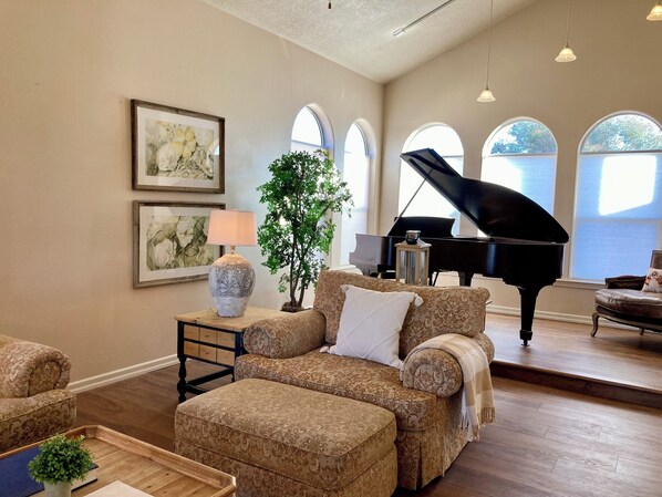 Smart TV, books - Panorama Heights~ terrific 4-bedroom with wide open vistas ! (Rio Rancho)