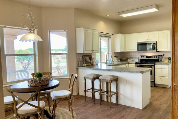 Frigorífico, microondas, horno y placa de cocina