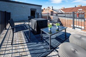 Outdoor dining - OTR by TQL+Private Rooftop+Fire Pit+2King Beds+Wifi+Sleeps 8ppl (Cincinnati)